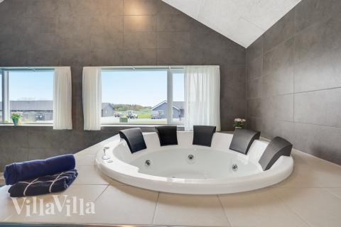 Nyt varmen i boblebadet i luksushus nr. 468 i Lolland/Falster/Møn