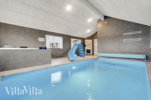 Feriehus 468 har et flott basseng med sklie, et stort innebygd boblebad og en badstue