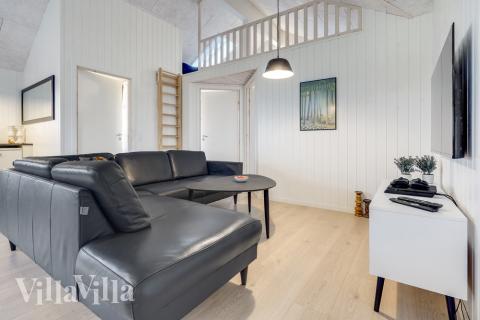 Det er god plass til hygge i feriehusets sofagruppe under oppholdet i luksushus nr. 468