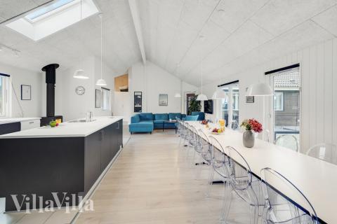 Det er plass til 20 personer i det store lyse oppholdsrommet i luksushus nr. 468.