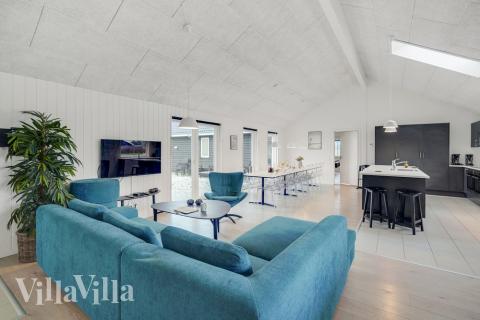 Sofaen i luksushus nr. 468 i Lolland/Falster/Møn er perfekt for å hygge seg med et brettspill eller se en film sammen.