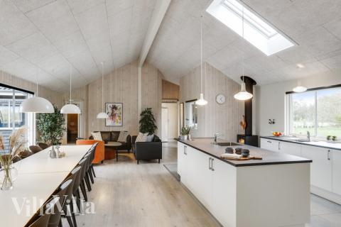 Det er plass til 22 personer i det store lyse oppholdsrommet i luksushus nr. 469.