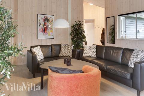Sofaen i luksushus nr. 469 i Lolland/Falster/Møn er perfekt for å hygge seg med et brettspill eller se en film sammen.
