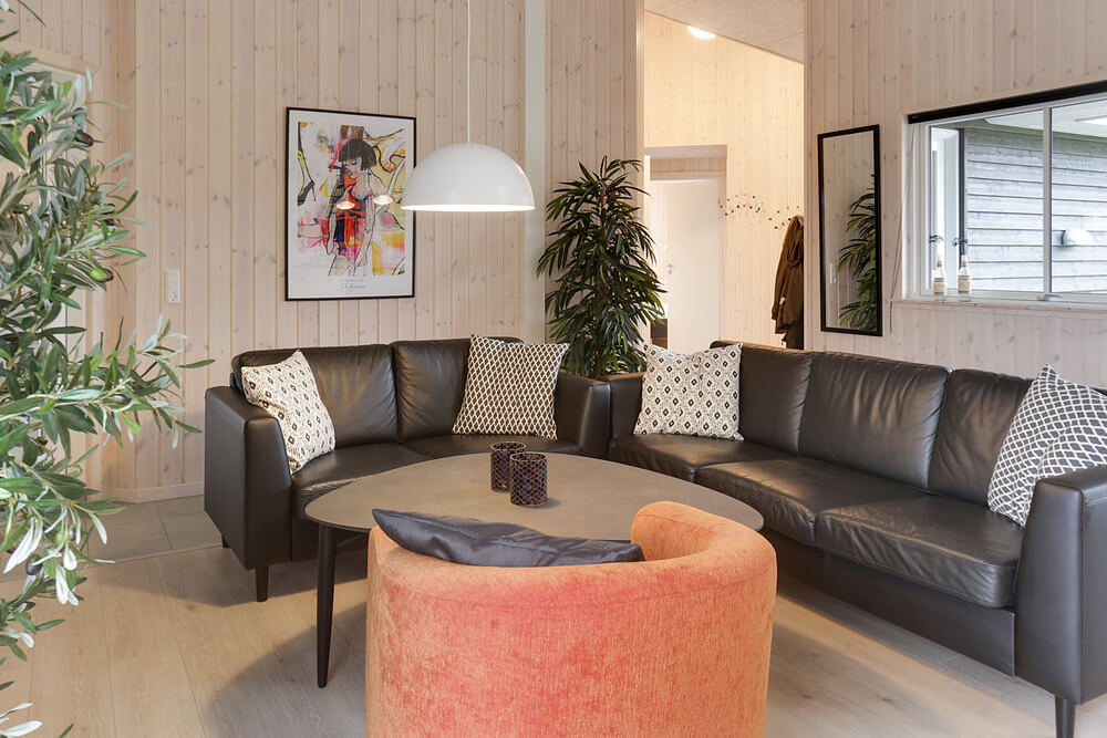 Sofaen i luksushus nr. 469 i Lolland/Falster/Møn er perfekt for å hygge seg med et brettspill eller se en film sammen.
