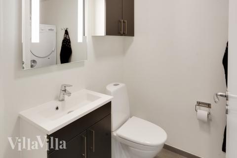 Det finnes bad med dusj i luksushus nr. 469 til 22 personer.