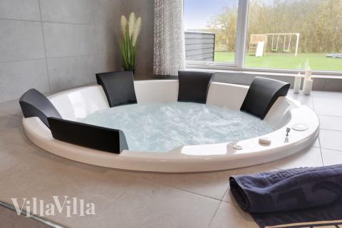 Nyt varmen i boblebadet i luksushus nr. 469 i Lolland/Falster/Møn