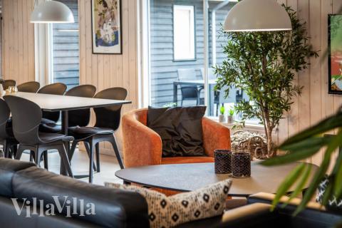 Det er god plass til hygge i feriehusets sofagruppe under oppholdet i luksushus nr. 469