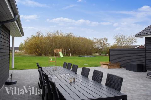 På terrassen i feriehus nr. 469 er det plass til 22 personer.