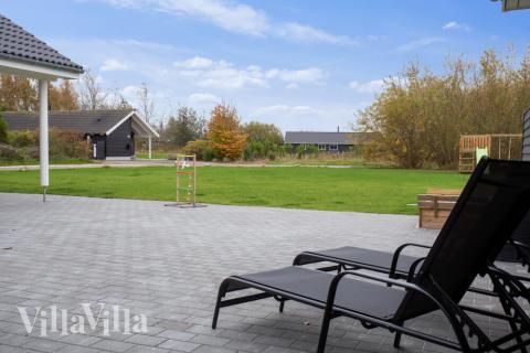 Nyt en grillkveld på terrassen i luksushus nr. 469 i Lolland/Falster/Møn