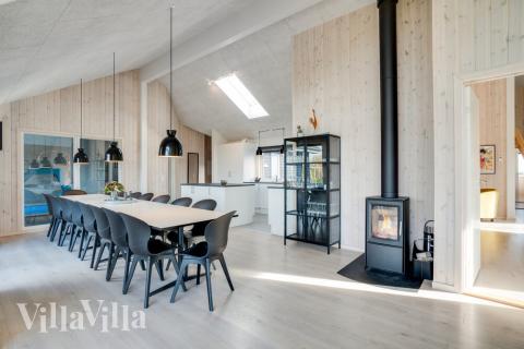 Det er plass til 18 personer i det store lyse oppholdsrommet i luksushus nr. 478.