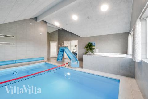 Feriehus 478 har et flott basseng med sklie, et stort innebygd boblebad og en badstue