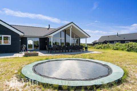 Stort utvalg av utendørsaktiviteter ved luksushus nr. 478 i Vestjylland.