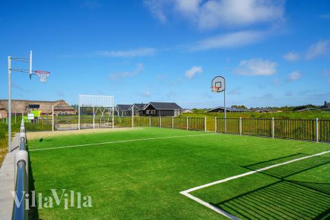 I det attraktive feriehuset nr. 478 i Vestjylland finnes det mengder av utendørsaktiviteter, som leketårn og huskestativ.