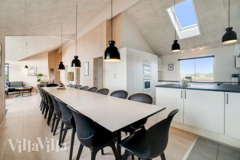 Det er god plass til at 18 personer sitter sammen i feriehusets oppholdsrom under et besøk i luksushus 477 i Vestjylland.