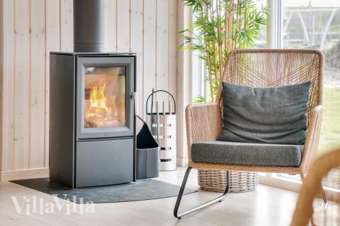 Det er plass til 18 personer i det store lyse oppholdsrommet i luksushus nr. 477.