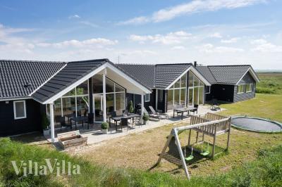 Dette lekre huset med svømmebasseng, nr. 477, med plass til 18 personer, ligger i Vestjylland