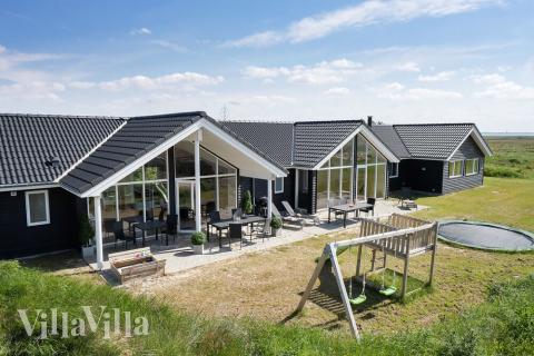 Dette lekre huset med svømmebasseng, nr. 477, med plass til 18 personer, ligger i Vestjylland