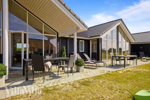 Luksushus nr. 477 har en deilig terrasse med gode hagemøbler til 18 personer.