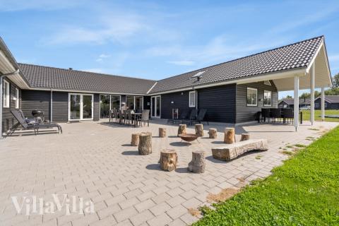 På terrassen i feriehus nr. 470 er det plass til 24 personer.