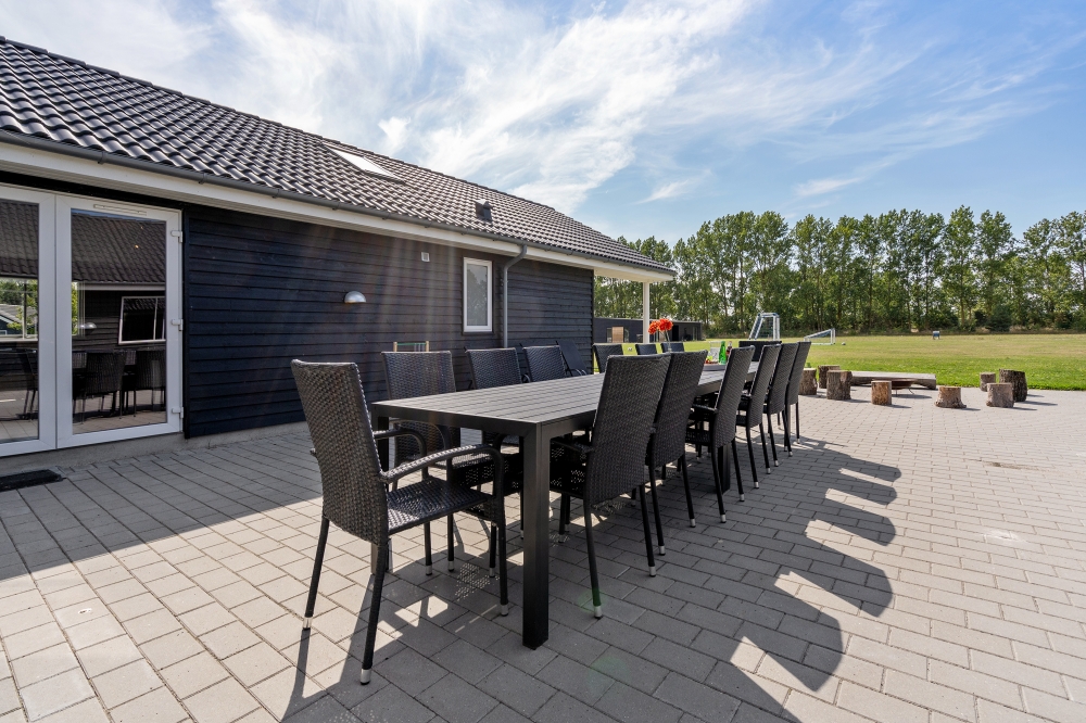 På terrassen i feriehus nr. 470 er det plass til 24 personer.