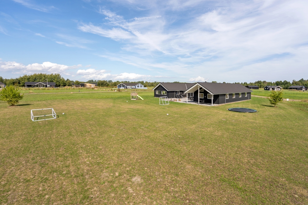 I det attraktive feriehuset nr. 470 i Lolland/Falster/Møn finnes det mengder av utendørsaktiviteter, som leketårn og huskestativ.