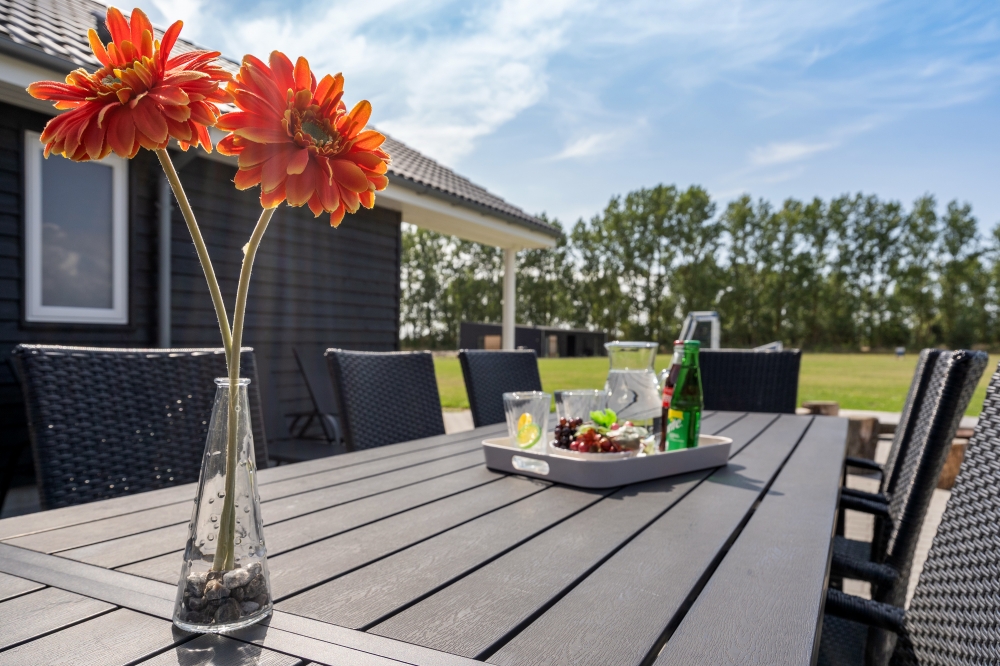 Nyt en grillkveld på terrassen i luksushus nr. 470 i Lolland/Falster/Møn