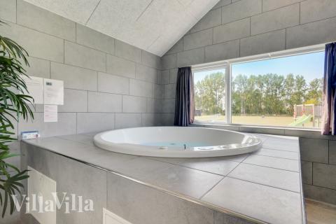 Nyt varmen i boblebadet i luksushus nr. 470 i Lolland/Falster/Møn