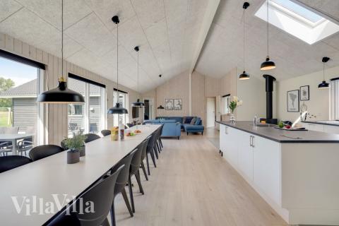 Det er plass til 24 personer i det store lyse oppholdsrommet i luksushus nr. 470.