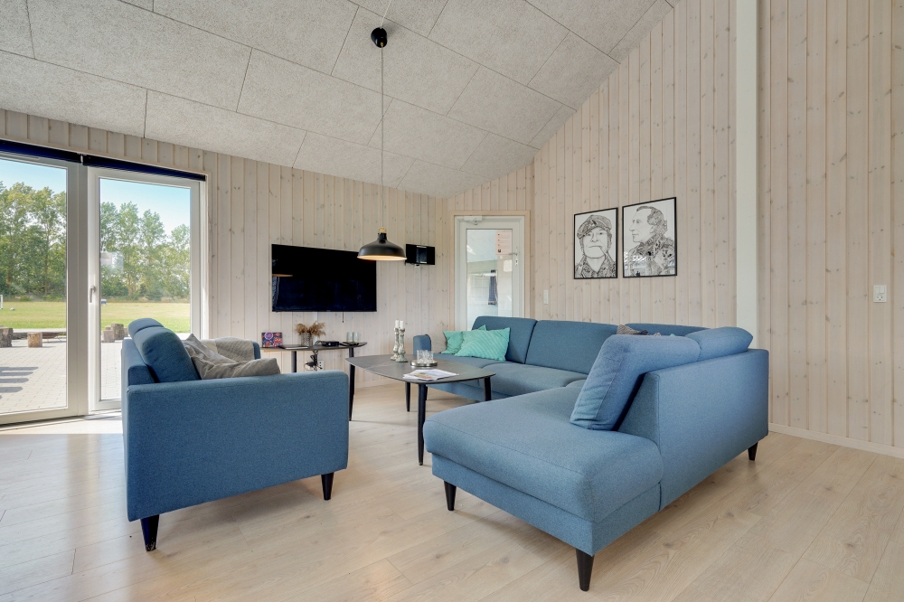 Sofaen i luksushus nr. 470 i Lolland/Falster/Møn er perfekt for å hygge seg med et brettspill eller se en film sammen.