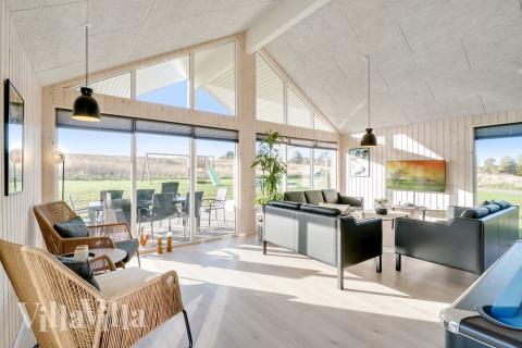 Det er god plass til at 26 personer sitter sammen i feriehusets oppholdsrom under et besøk i luksushus 479 i Østjylland.