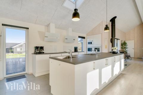 Kjøkkenet i luksushus nr. 479 i Østjylland er godt innrettet.