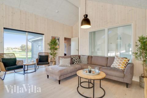 Det er plass til 26 personer i det store lyse oppholdsrommet i luksushus nr. 479.