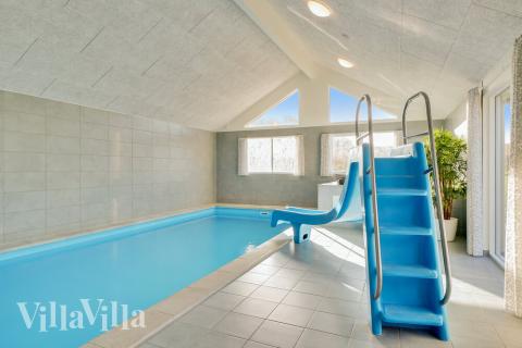 Det flotte bassenget i luksushus nr. 479 til 26 personer