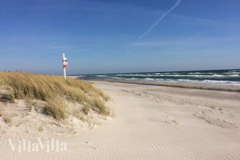 Stranden nær luksushus nr. 479 i Østjylland er ideell til gåturer.