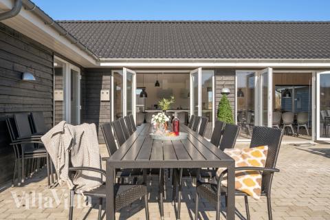 Luksushus nr. 479 har en deilig terrasse med gode hagemøbler til 26 personer.