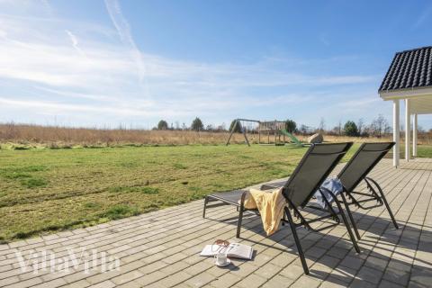 Nyt en grillkveld på terrassen i luksushus nr. 479 i Østjylland