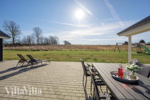 På terrassen i feriehus nr. 479 er det plass til 26 personer.