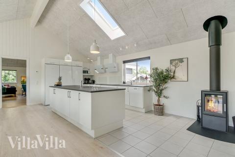 Det er god plass til at 24 personer sitter sammen i feriehusets oppholdsrom under et besøk i luksushus 480 i Østjylland.