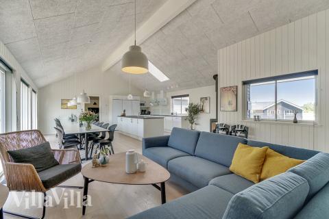 Det er plass til 24 personer i det store lyse oppholdsrommet i luksushus nr. 480.