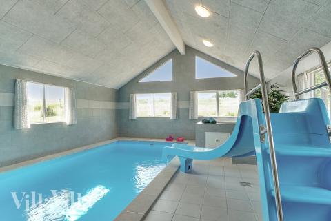 Feriehus 480 har et flott basseng med sklie, et stort innebygd boblebad og en badstue