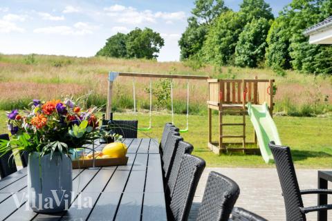 Nyt en grillkveld på terrassen i luksushus nr. 480 i Østjylland