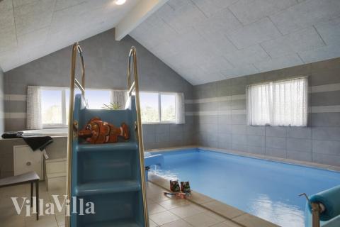 Feriehus 481 har et flott basseng med sklie, et stort innebygd boblebad og en badstue