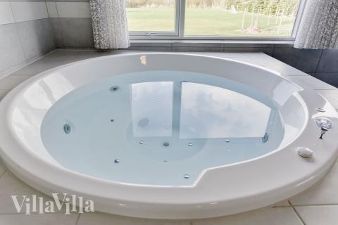 Nyt varmen i boblebadet i luksushus nr. 481 i Lolland/Falster/Møn