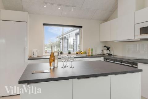 Kjøkkenet i luksushus nr. 481 er fullt utstyrt så dere lett kan lage mat til 16 personer.