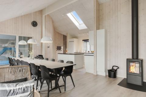 Det er plass til 16 personer i det store lyse oppholdsrommet i luksushus nr. 481.