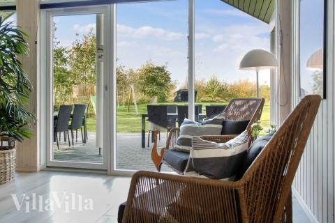 Sofaen i luksushus nr. 481 i Lolland/Falster/Møn er perfekt for å hygge seg med et brettspill eller se en film sammen.