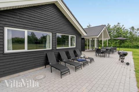 Luksushus nr. 481 har en deilig terrasse med gode hagemøbler til 16 personer.