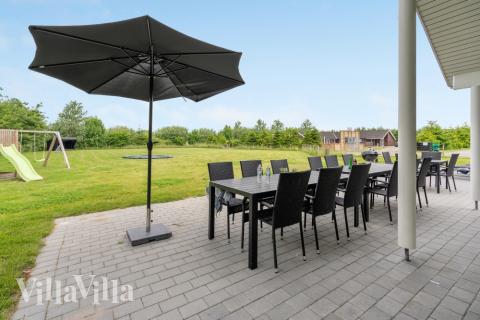 På terrassen i feriehus nr. 481 er det plass til 16 personer.