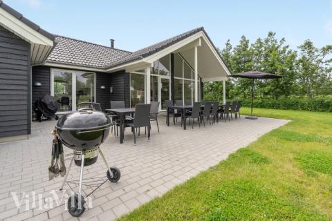 Nyt en grillkveld på terrassen i luksushus nr. 481 i Lolland/Falster/Møn