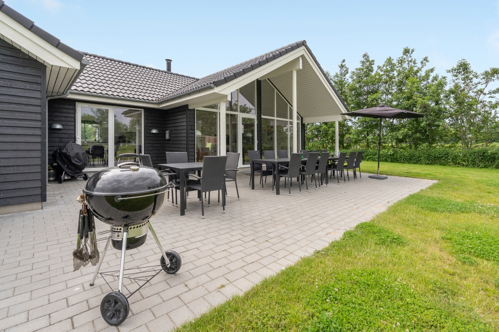 Nyt en grillkveld på terrassen i luksushus nr. 481 i Lolland/Falster/Møn